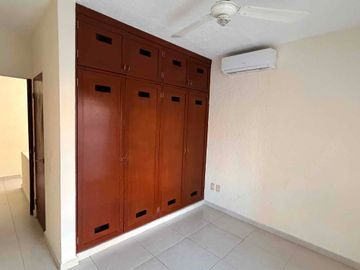 Casa en renta en privada sobre Av las Torres con alberca y seguridad