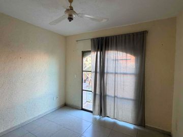 Casa en renta en privada sobre Av las Torres con alberca y seguridad