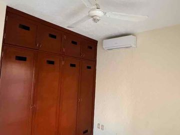 Casa en renta en privada sobre Av las Torres con alberca y seguridad