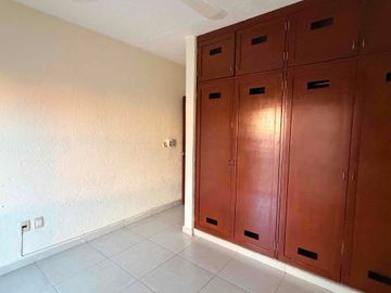 Casa en renta en privada sobre Av las Torres con alberca y seguridad