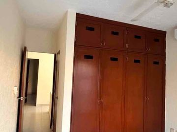 Casa en renta en privada sobre Av las Torres con alberca y seguridad