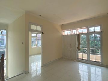 Dijual Rumah Hoek 2 Lantai di Taman Modern Cakung, Jakarta Timur.