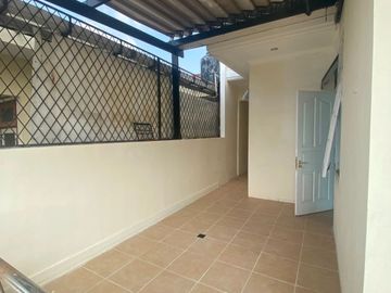 Dijual Rumah Hoek 2 Lantai di Taman Modern Cakung, Jakarta Timur.