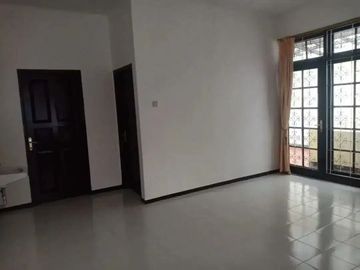 DIJUAL!! TURUN HARGA! RUMAH HOOK 2 LANTAI DI JAKARTA TIMUR | LT 275 m² | 5+1 KT
