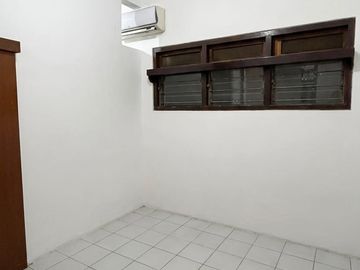 Rumah Minimalis Siap Huni 1 1/2 Lantai Lokasi Strategis Dekat Transport Umum di Otista Jatinegara Jakarta Timur