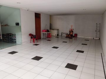 Rumah Mewah Siap Huni 3 Lantai – 4+1 KT, Full Furnished di Permata Regency Kembangan