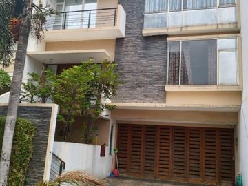 Rumah Mewah Siap Huni 3 Lantai – 4+1 KT, Full Furnished di Permata Regency Kembangan