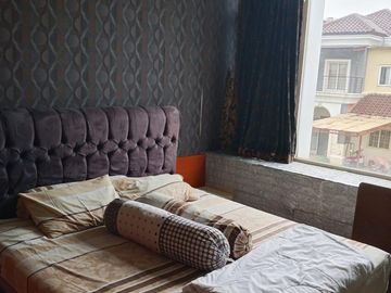 Rumah Mewah Siap Huni 3 Lantai – 4+1 KT, Full Furnished di Permata Regency Kembangan