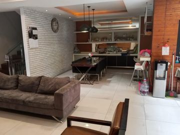 Rumah Mewah Siap Huni 3 Lantai – 4+1 KT, Full Furnished di Permata Regency Kembangan