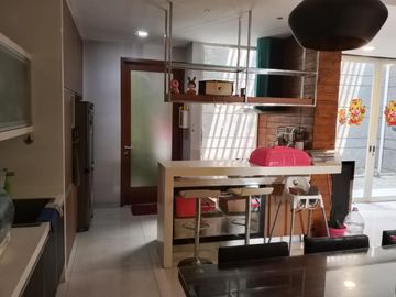 Rumah Mewah Siap Huni 3 Lantai – 4+1 KT, Full Furnished di Permata Regency Kembangan