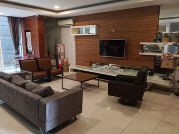 Rumah Mewah Siap Huni 3 Lantai – 4+1 KT, Full Furnished di Permata Regency Kembangan