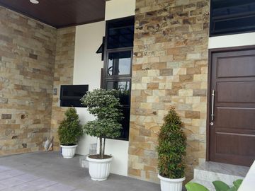 Hanya 10 Menit Dari Kampus UGM Jogja Rumah 2 Lantai Sudah Full Furnish Siap Huni!