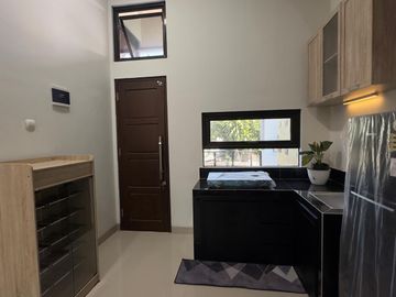 Hanya 10 Menit Dari Kampus UGM Jogja Rumah 2 Lantai Sudah Full Furnish Siap Huni!