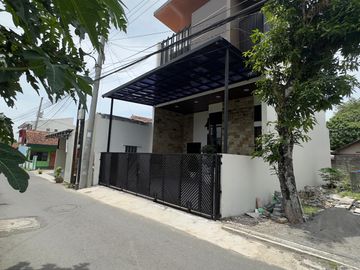 Hanya 10 Menit Dari Kampus UGM Jogja Rumah 2 Lantai Sudah Full Furnish Siap Huni!