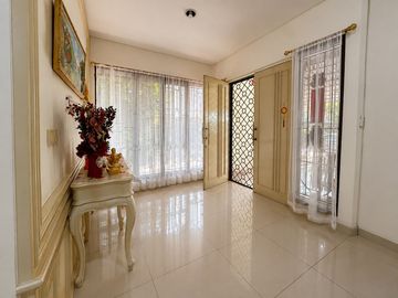 Dijual rumah sudah renovasi dan siap huni posisi Hoek di golf lake residence