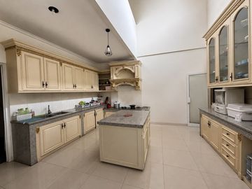 Dijual rumah sudah renovasi dan siap huni posisi Hoek di golf lake residence