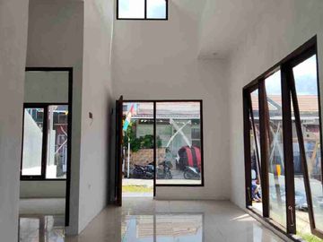 DIJUAL RUMAH CANTIK SIAP HUNI LOKASI PALM HILS