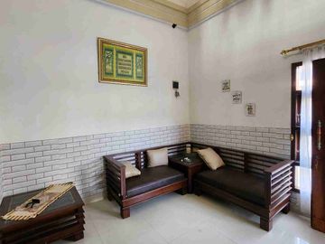 sewa rumah 4 kamar AC strategis