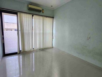 sewa rumah 4 kamar AC strategis