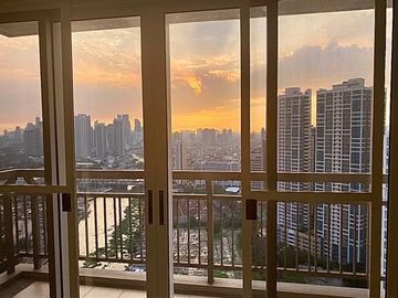 2 bedroom condominium unit in Sheridan Towers for rent