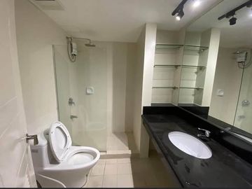2 bedroom condominium unit in Sheridan Towers for rent