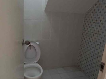 Disewakan rumah pinggir jalan puri beta 2 cocok untuk usaha dan hunii