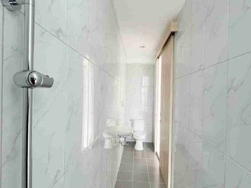Disewakan Rumah Baru 3 Lantai Lavon Swan City Harga Termurah