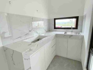 Disewakan Rumah Baru 3 Lantai Lavon Swan City Harga Termurah