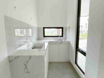 Disewakan Rumah Baru 3 Lantai Lavon Swan City Harga Termurah