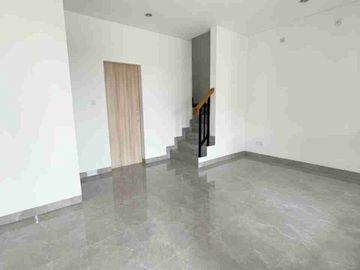 Disewakan Rumah Baru 3 Lantai Lavon Swan City Harga Termurah