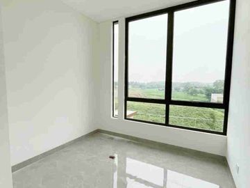 Disewakan Rumah Baru 3 Lantai Lavon Swan City Harga Termurah