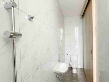 Disewakan Rumah Baru 3 Lantai Lavon Swan City Harga Termurah