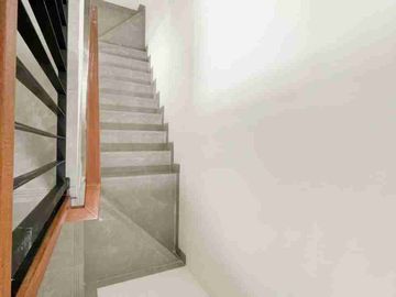 Disewakan Rumah Baru 3 Lantai Lavon Swan City Harga Termurah