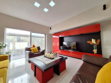 CASA EN VENTA EN RESIDENCIAL BOSQUES QUERETARO 3 RECAMARAS 6 BAÑOS ALBERCA Y CERCA DE PLAZA BOULEVARES