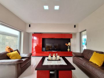 CASA EN VENTA EN RESIDENCIAL BOSQUES QUERETARO 3 RECAMARAS 6 BAÑOS ALBERCA Y CERCA DE PLAZA BOULEVARES