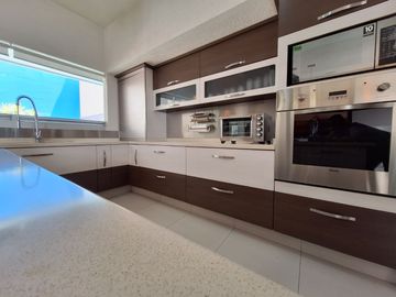 CASA EN VENTA EN RESIDENCIAL BOSQUES QUERETARO 3 RECAMARAS 6 BAÑOS ALBERCA Y CERCA DE PLAZA BOULEVARES