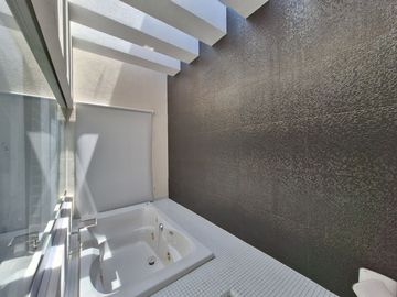 CASA EN VENTA EN RESIDENCIAL BOSQUES QUERETARO 3 RECAMARAS 6 BAÑOS ALBERCA Y CERCA DE PLAZA BOULEVARES