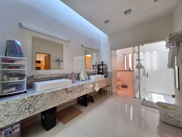 CASA EN VENTA EN RESIDENCIAL BOSQUES QUERETARO 3 RECAMARAS 6 BAÑOS ALBERCA Y CERCA DE PLAZA BOULEVARES