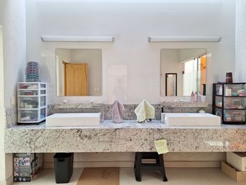 CASA EN VENTA EN RESIDENCIAL BOSQUES QUERETARO 3 RECAMARAS 6 BAÑOS ALBERCA Y CERCA DE PLAZA BOULEVARES