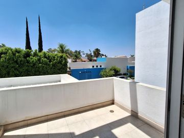 CASA EN VENTA EN RESIDENCIAL BOSQUES QUERETARO 3 RECAMARAS 6 BAÑOS ALBERCA Y CERCA DE PLAZA BOULEVARES
