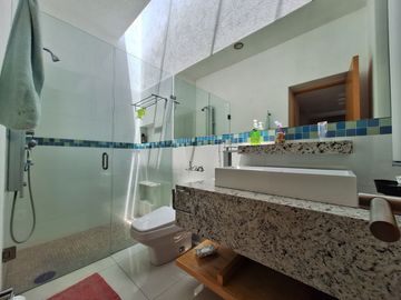 CASA EN VENTA EN RESIDENCIAL BOSQUES QUERETARO 3 RECAMARAS 6 BAÑOS ALBERCA Y CERCA DE PLAZA BOULEVARES