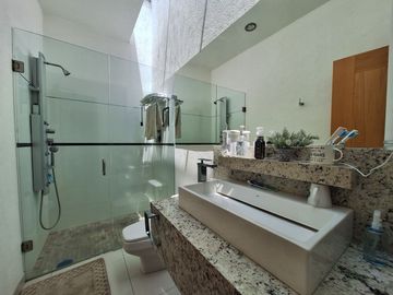 CASA EN VENTA EN RESIDENCIAL BOSQUES QUERETARO 3 RECAMARAS 6 BAÑOS ALBERCA Y CERCA DE PLAZA BOULEVARES