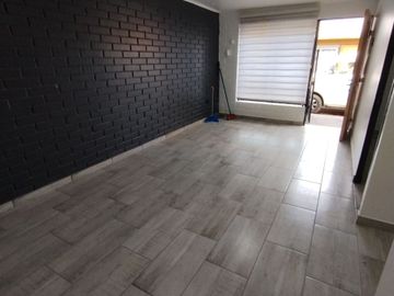 Casa en venta Maipú, Los Aperos/Los Adobes, magnifica oportunidad, todo remodelado, pintura int y ext, artefactos nuevos baño y cocina.