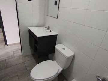 Casa en venta Maipú, Los Aperos/Los Adobes, magnifica oportunidad, todo remodelado, pintura int y ext, artefactos nuevos baño y cocina.