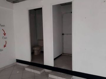LOCAL COMERCIAL EN RENTA PRIMER NIVEL DENTRO DE PLAZA COMERCIAL PEQUEÑA.