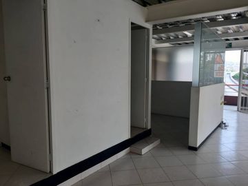 LOCAL COMERCIAL EN RENTA PRIMER NIVEL DENTRO DE PLAZA COMERCIAL PEQUEÑA.