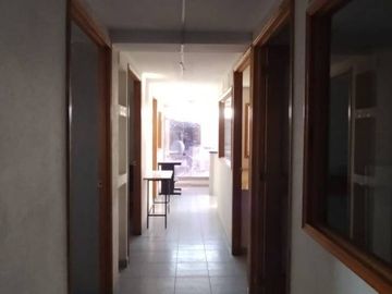 ESPACIO EN RENTA EN SEGUNDO NIVEL DENTRO DE PEQUEÑA PLAZA COMERCIAL.