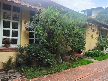 VENTA DE CASA ESTILO CAMPESTRE MEXICANO, INDEPENDIENTE 358 mt DE TERRENO, MUY AMPLIA. CON RECÁMARA EN PLANTA BAJA, AL SUR DE LA CIUDAD. CONTRERAS CDMX