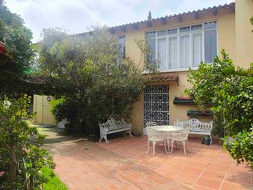 VENTA DE CASA ESTILO CAMPESTRE MEXICANO, INDEPENDIENTE 358 mt DE TERRENO, MUY AMPLIA. CON RECÁMARA EN PLANTA BAJA, AL SUR DE LA CIUDAD. CONTRERAS CDMX