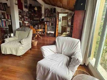 VENTA DE CASA ESTILO CAMPESTRE MEXICANO, INDEPENDIENTE 358 mt DE TERRENO, MUY AMPLIA. CON RECÁMARA EN PLANTA BAJA, AL SUR DE LA CIUDAD. CONTRERAS CDMX